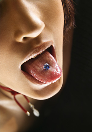 Frau mit Piercing